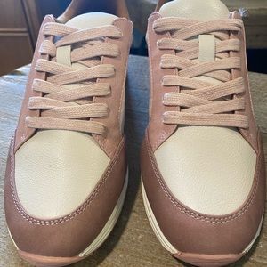 New!! Dolce Vita blush toned sneakers